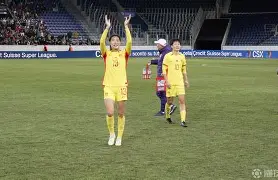 拉脱维亚女足球员在比赛中展现出色技术，备战国际比赛(拉脱维亚足球队)