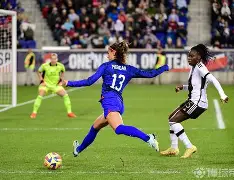 拉脱维亚女足球员在比赛中展现出色技术，备战国际比赛(拉脱维亚足球队)