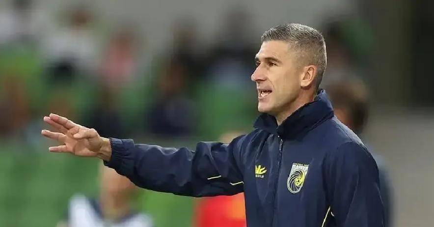 关于球队换帅谋突破，球员训练备战紧张的信息